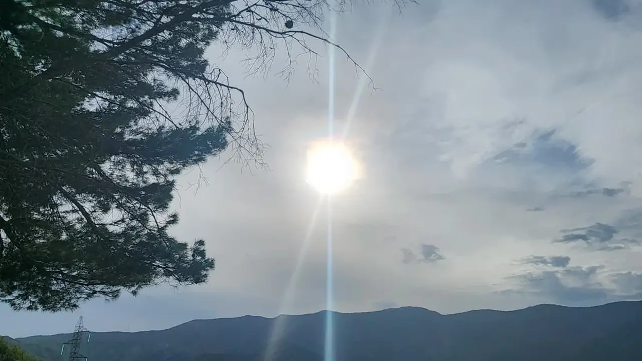 أرصاد تتوقع أمطارًا رعدية وأجواء حارة نسبيًا في عدد من المناطق